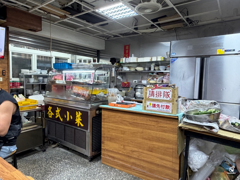 成都牛肉麵 在地人才知道的傳統小吃店 紅燒牛肉麵一碗才90元 酸菜任你加 紅茶喝到飽！ @兔貝比的菲比尋嚐