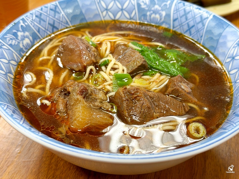 成都牛肉麵 在地人才知道的傳統小吃店 紅燒牛肉麵一碗才90元 酸菜任你加 紅茶喝到飽! @兔貝比的菲比尋嚐 成都牛肉麵 在地人才知道的傳統小吃店 紅燒牛肉麵一碗才90元 酸菜任你加 紅茶喝到飽! @兔貝比的菲比尋嚐