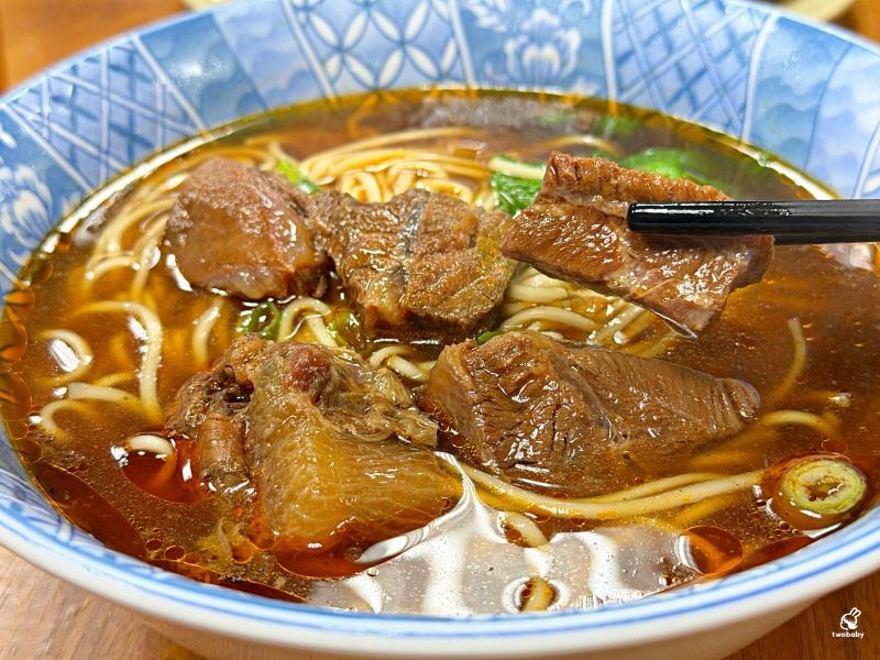成都牛肉麵 在地人才知道的傳統小吃店 紅燒牛肉麵一碗才90元 酸菜任你加 紅茶喝到飽! @兔貝比的菲比尋嚐 成都牛肉麵 在地人才知道的傳統小吃店 紅燒牛肉麵一碗才90元 酸菜任你加 紅茶喝到飽! @兔貝比的菲比尋嚐