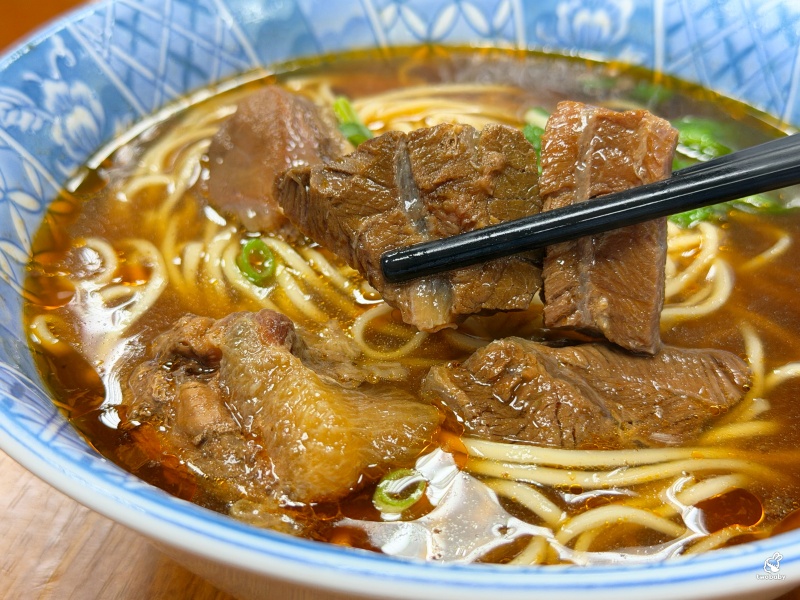 成都牛肉麵 在地人才知道的傳統小吃店 紅燒牛肉麵一碗才90元 酸菜任你加 紅茶喝到飽！ @兔貝比的菲比尋嚐