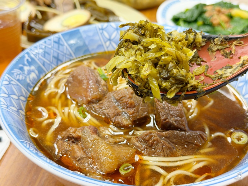 成都牛肉麵 在地人才知道的傳統小吃店 紅燒牛肉麵一碗才90元 酸菜任你加 紅茶喝到飽! @兔貝比的菲比尋嚐 成都牛肉麵 在地人才知道的傳統小吃店 紅燒牛肉麵一碗才90元 酸菜任你加 紅茶喝到飽! @兔貝比的菲比尋嚐