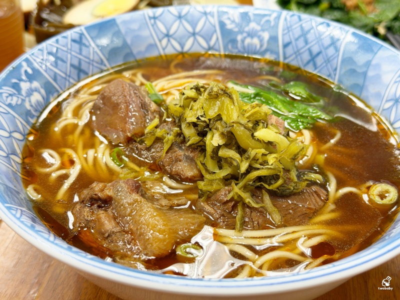 成都牛肉麵 在地人才知道的傳統小吃店 紅燒牛肉麵一碗才90元 酸菜任你加 紅茶喝到飽！ @兔貝比的菲比尋嚐