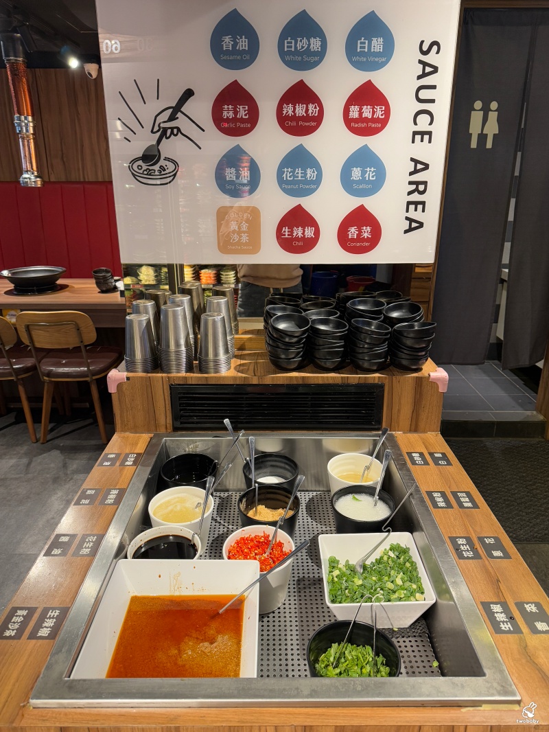 雅香石頭火鍋 板橋店 飄香40餘年老字號石頭火鍋 桌邊爆炒噴香迷人呀！ @兔貝比的菲比尋嚐