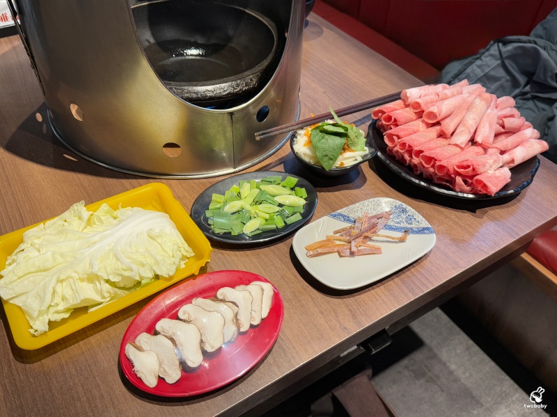 雅香石頭火鍋 板橋店 飄香40餘年老字號石頭火鍋 桌邊爆炒噴香迷人呀！ @兔貝比的菲比尋嚐