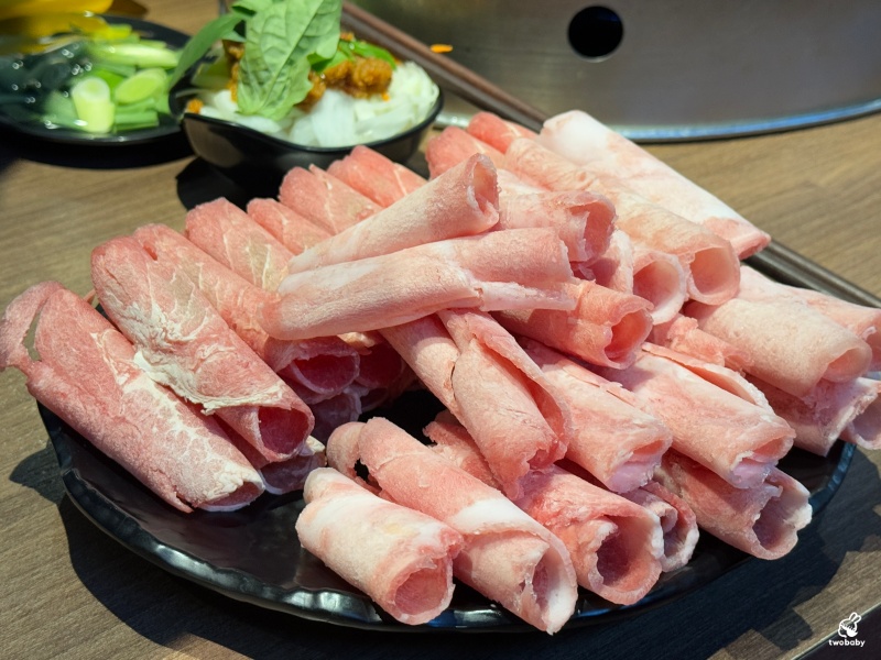 雅香石頭火鍋 板橋店 飄香40餘年老字號石頭火鍋 桌邊爆炒噴香迷人呀！ @兔貝比的菲比尋嚐