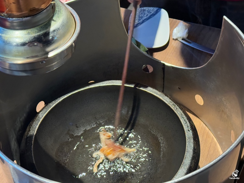雅香石頭火鍋 板橋店 飄香40餘年老字號石頭火鍋 桌邊爆炒噴香迷人呀！ @兔貝比的菲比尋嚐