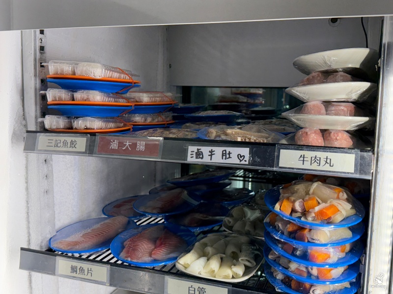 雅香石頭火鍋 板橋店 飄香40餘年老字號石頭火鍋 桌邊爆炒噴香迷人呀！ @兔貝比的菲比尋嚐