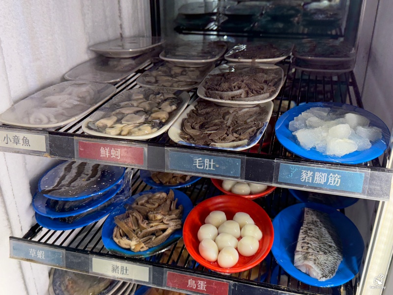 雅香石頭火鍋 板橋店 飄香40餘年老字號石頭火鍋 桌邊爆炒噴香迷人呀！ @兔貝比的菲比尋嚐