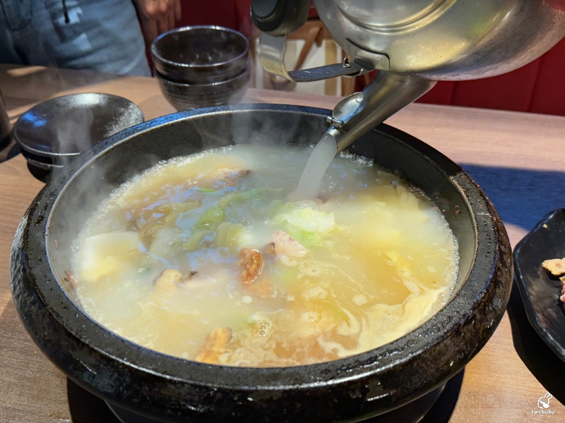 雅香石頭火鍋 板橋店 飄香40餘年老字號石頭火鍋 桌邊爆炒噴香迷人呀! @兔貝比的菲比尋嚐 雅香石頭火鍋 板橋店 飄香40餘年老字號石頭火鍋 桌邊爆炒噴香迷人呀! @兔貝比的菲比尋嚐