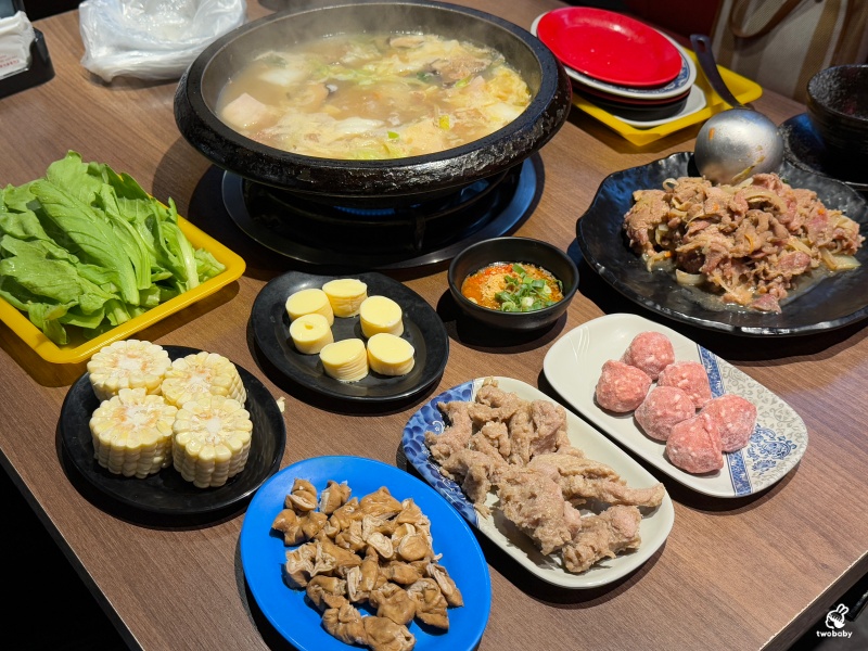 雅香石頭火鍋 板橋店 飄香40餘年老字號石頭火鍋 桌邊爆炒噴香迷人呀！ @兔貝比的菲比尋嚐