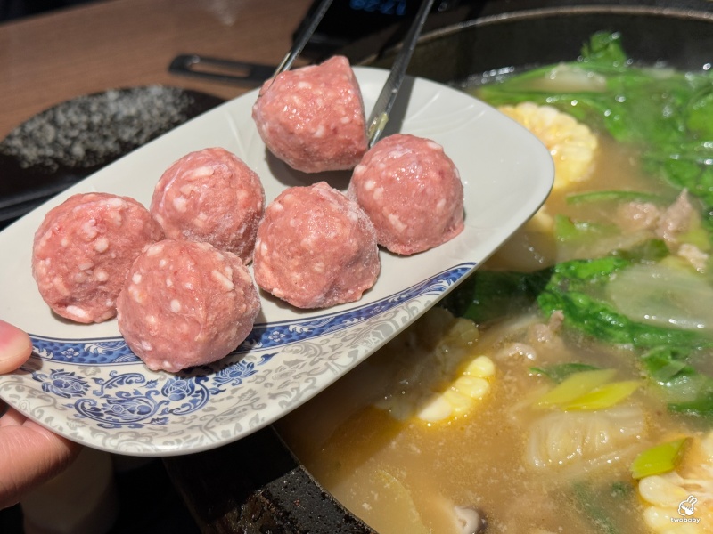 雅香石頭火鍋 板橋店 飄香40餘年老字號石頭火鍋 桌邊爆炒噴香迷人呀！ @兔貝比的菲比尋嚐