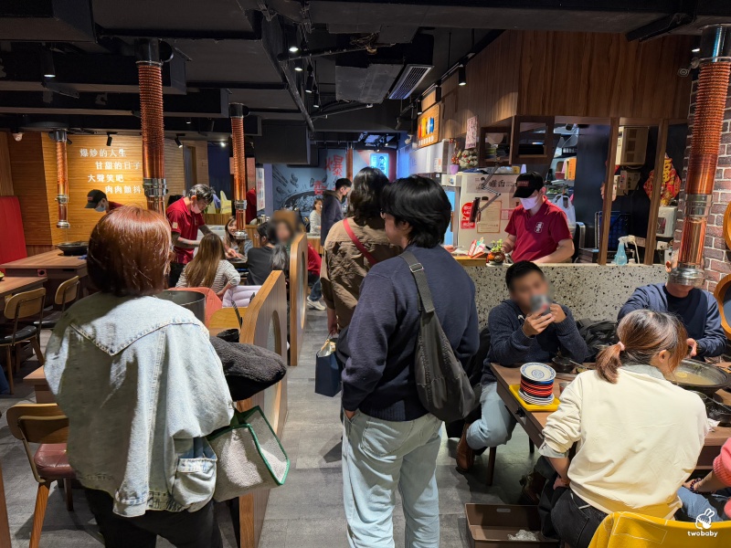 雅香石頭火鍋 板橋店 飄香40餘年老字號石頭火鍋 桌邊爆炒噴香迷人呀！ @兔貝比的菲比尋嚐