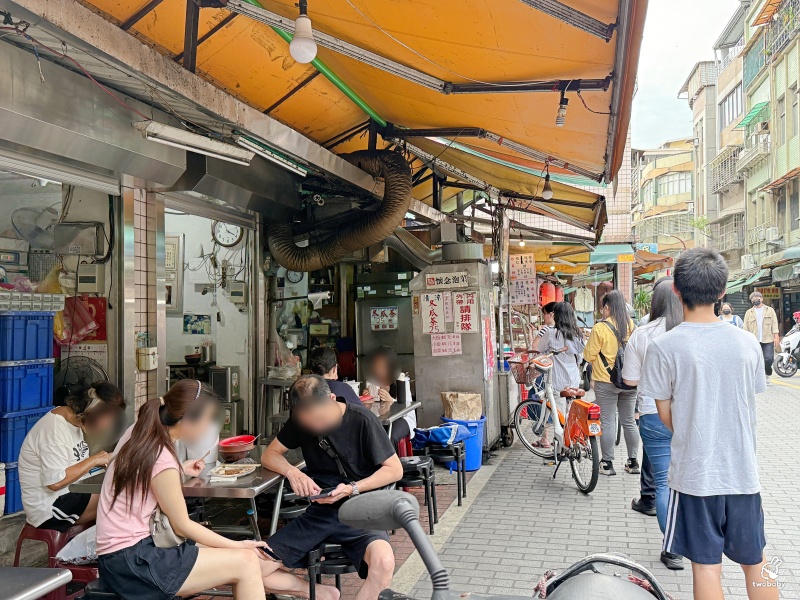板橋黃石市場人氣老店 懷念泡菜臭豆腐在地飄香三十餘載 外酥內柔嫩多汁配上脆甜泡菜 美味大加分！ @兔貝比的菲比尋嚐