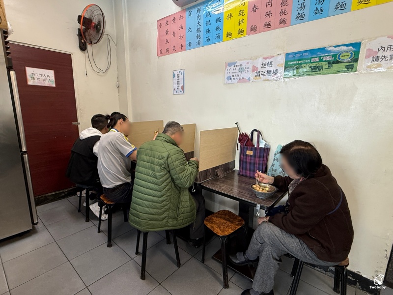 郭記牛肉麵 牛肉厚實湯頭濃郁 巨大紅油炒手超飽足! @兔貝比的菲比尋嚐 郭記牛肉麵 牛肉厚實湯頭濃郁 巨大紅油炒手超飽足! @兔貝比的菲比尋嚐