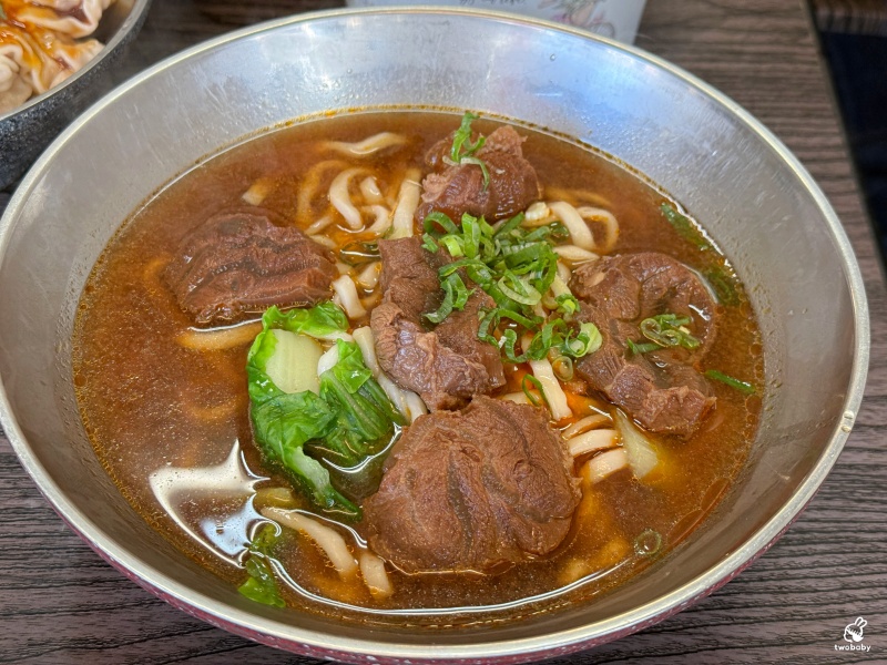 郭記牛肉麵 牛肉厚實湯頭濃郁 巨大紅油炒手超飽足! @兔貝比的菲比尋嚐 郭記牛肉麵 牛肉厚實湯頭濃郁 巨大紅油炒手超飽足! @兔貝比的菲比尋嚐