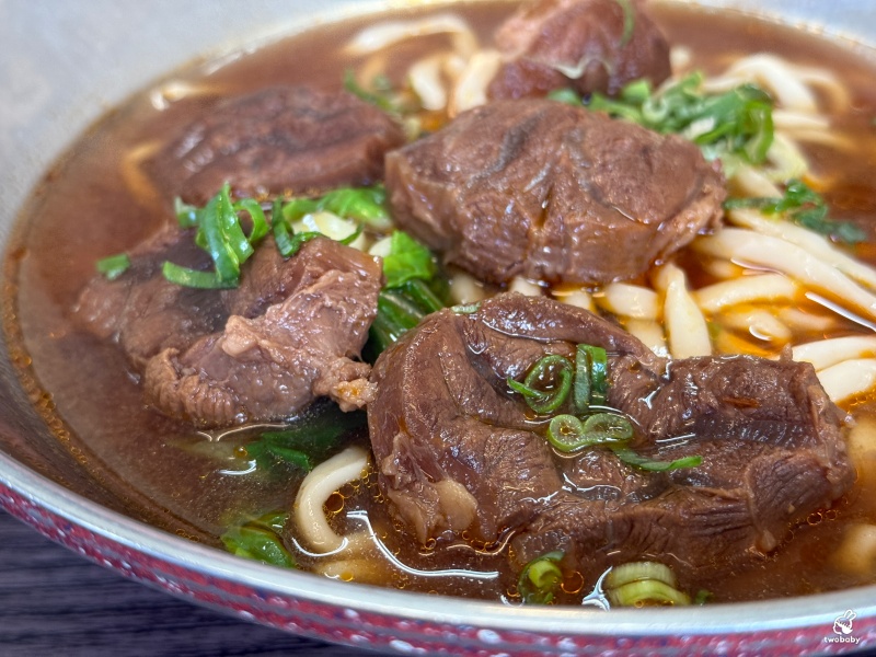 郭記牛肉麵 牛肉厚實湯頭濃郁 巨大紅油炒手超飽足！ @兔貝比的菲比尋嚐