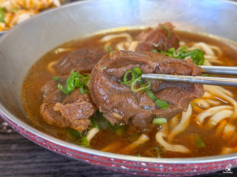 郭記牛肉麵 牛肉厚實湯頭濃郁 巨大紅油炒手超飽足! @兔貝比的菲比尋嚐 郭記牛肉麵 牛肉厚實湯頭濃郁 巨大紅油炒手超飽足! @兔貝比的菲比尋嚐