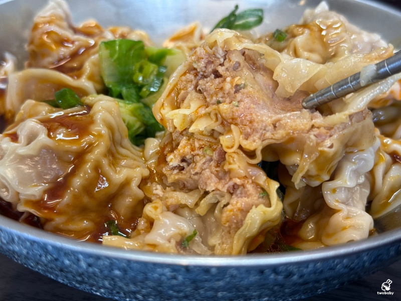 郭記牛肉麵 牛肉厚實湯頭濃郁 巨大紅油炒手超飽足! @兔貝比的菲比尋嚐 郭記牛肉麵 牛肉厚實湯頭濃郁 巨大紅油炒手超飽足! @兔貝比的菲比尋嚐