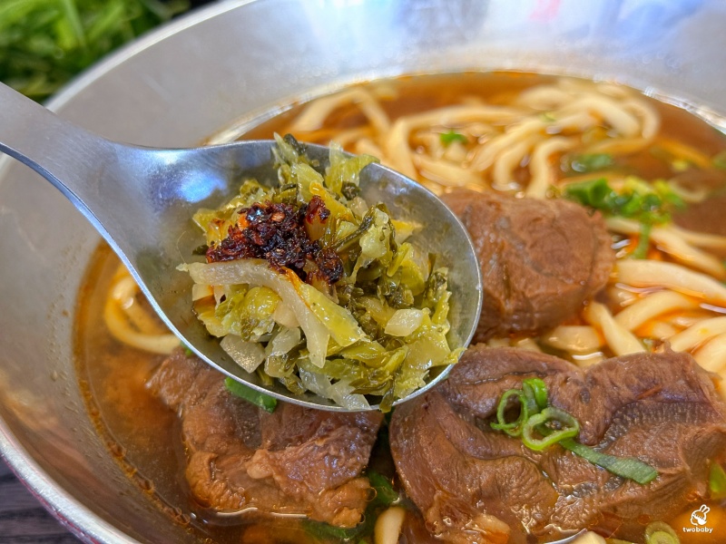 郭記牛肉麵 牛肉厚實湯頭濃郁 巨大紅油炒手超飽足！ @兔貝比的菲比尋嚐
