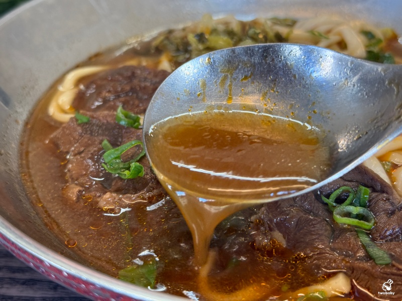 郭記牛肉麵 牛肉厚實湯頭濃郁 巨大紅油炒手超飽足! @兔貝比的菲比尋嚐 郭記牛肉麵 牛肉厚實湯頭濃郁 巨大紅油炒手超飽足! @兔貝比的菲比尋嚐
