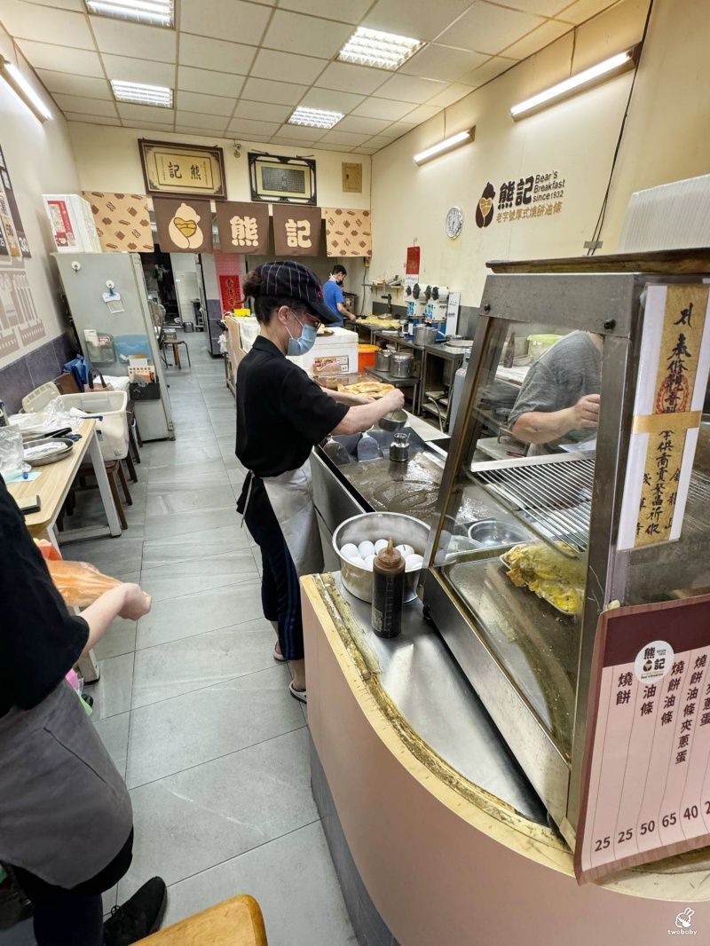 【新莊早餐推薦】90年老店熊記燒餅油條 只營業四天 鐵門還沒拉開就大排長龍！ @兔貝比的菲比尋嚐
