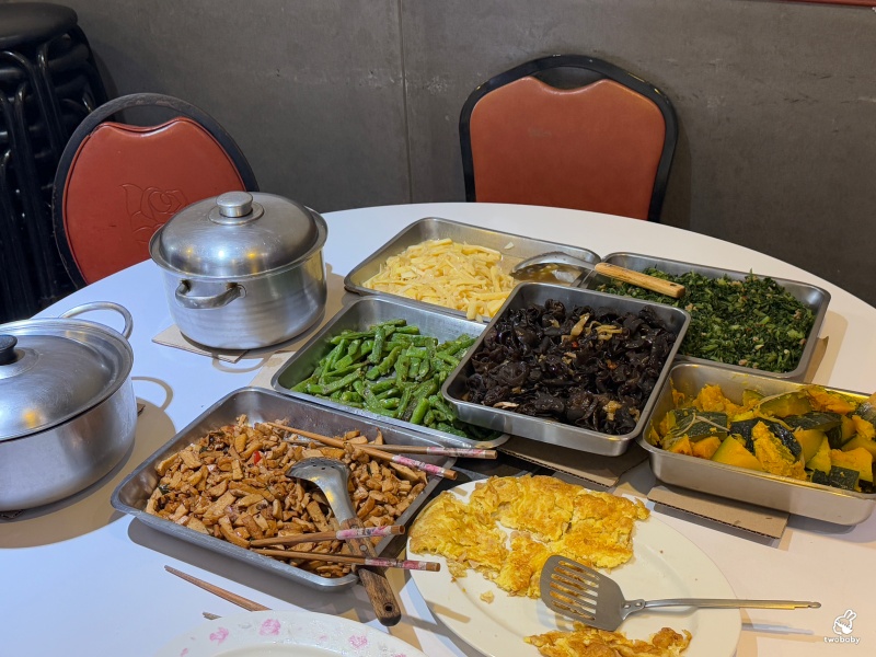 佳佳小吃店 藏在巷弄的40年老味道，炸排骨、白斬雞讓你吃到懷念！ @兔貝比的菲比尋嚐