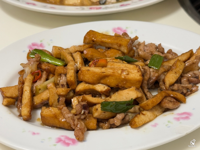 佳佳小吃店 藏在巷弄的40年老味道，炸排骨、白斬雞讓你吃到懷念！ @兔貝比的菲比尋嚐