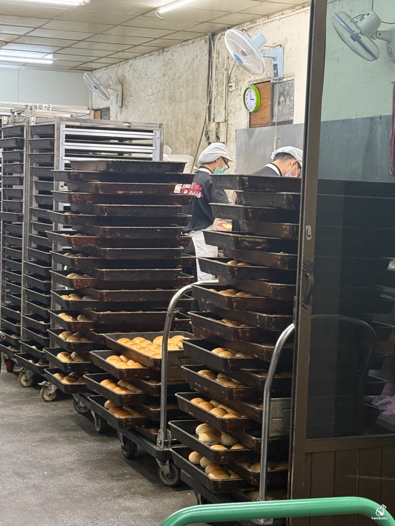 人人麵包專業烘焙|低調到不行的麵包工廠 人氣餐包一顆才4塊 晚來就搶不到啦! @兔貝比的菲比尋嚐 人人麵包專業烘焙|低調到不行的麵包工廠 人氣餐包一顆才4塊 晚來就搶不到啦! @兔貝比的菲比尋嚐