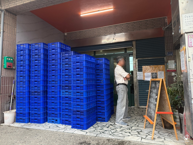 人人麵包專業烘焙｜低調到不行的麵包工廠 人氣餐包一顆才4塊 晚來就搶不到啦！ @兔貝比的菲比尋嚐
