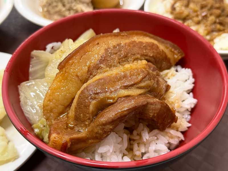 阿益魯肉飯 魯肉飯一碗15元 小菜10元起 CP值超高 在地人激推的銅板美食！ @兔貝比的菲比尋嚐