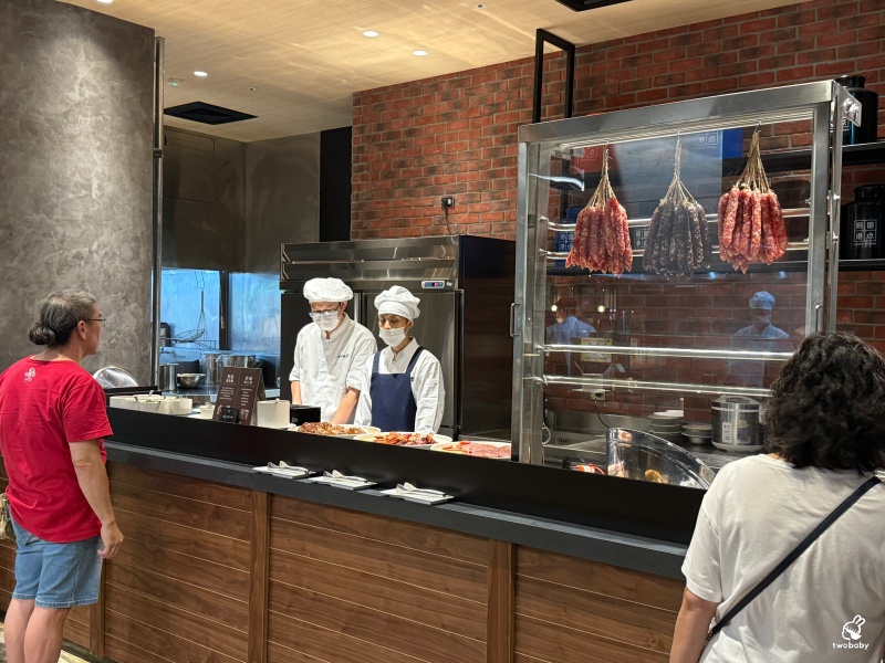 村民食堂廚窗港點新莊i-Tower店 新北港式料理吃到飽開幕囉！各式港點燒臘燒賣、哈根達斯任你吃爽爽！ @兔貝比的菲比尋嚐