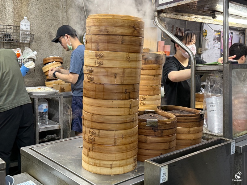 56巷口湯包 平價小籠包不用百元就吃得到 一咬就噴汁 現在有店面吹冷氣更加分！ @兔貝比的菲比尋嚐