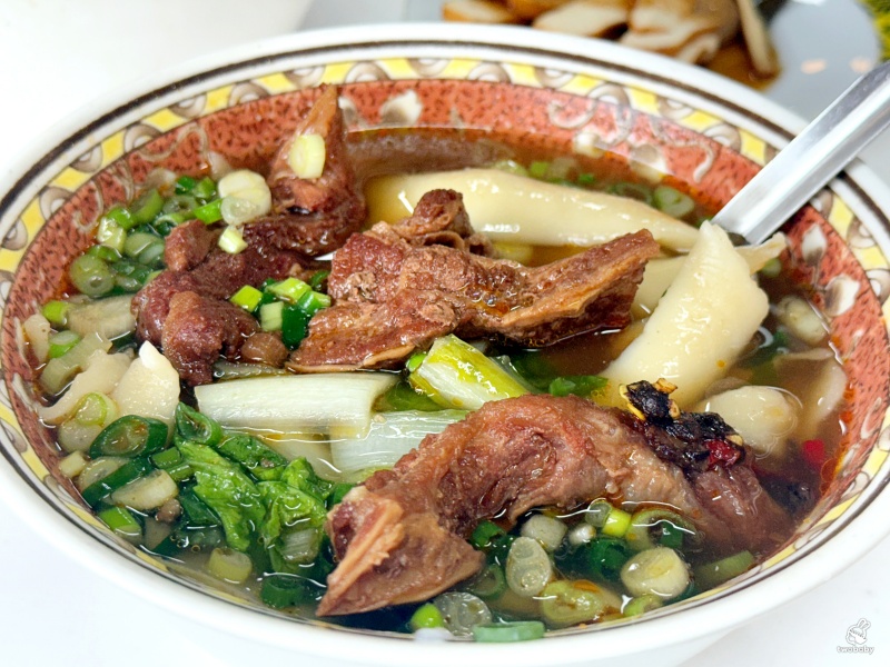 【中正紀念堂｜南門市場】合歡刀削麵館 市場美食街裡的人氣王 麵條超Q彈料多實在 想吃要早早來卡位！ @兔貝比的菲比尋嚐