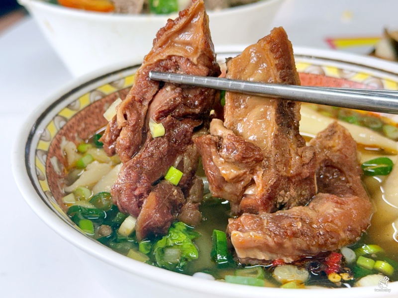 【中正紀念堂｜南門市場】合歡刀削麵館 市場美食街裡的人氣王 麵條超Q彈料多實在 想吃要早早來卡位！ @兔貝比的菲比尋嚐