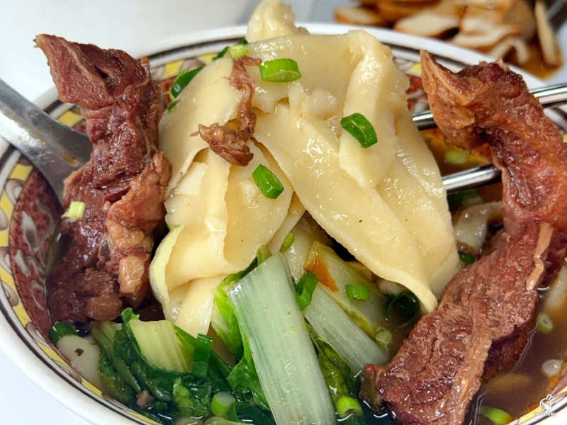 【中正紀念堂｜南門市場】合歡刀削麵館 市場美食街裡的人氣王 麵條超Q彈料多實在 想吃要早早來卡位！ @兔貝比的菲比尋嚐