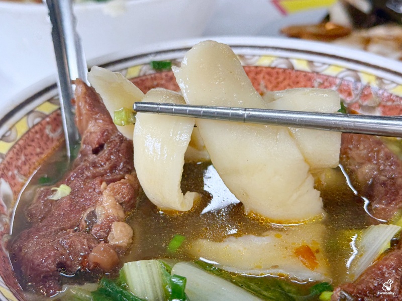 【中正紀念堂｜南門市場】合歡刀削麵館 市場美食街裡的人氣王 麵條超Q彈料多實在 想吃要早早來卡位！ @兔貝比的菲比尋嚐