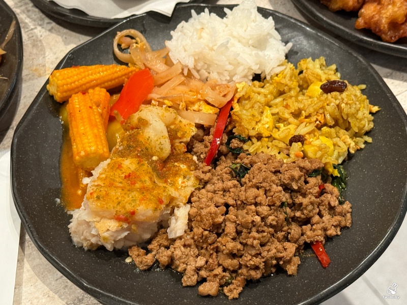 板橋泰式吃到飽推薦｜Pikul初泰新板傑仕堡門市 下午茶只要699元 爽吃超過50道經典泰式料理 還有現做舒芙蕾太幸福啦！ @兔貝比的菲比尋嚐