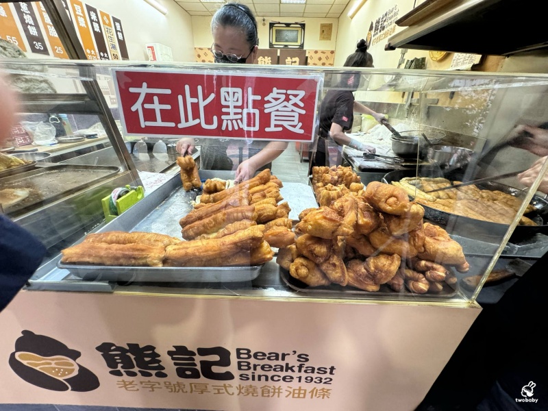 【新莊早餐推薦】90年老店熊記燒餅油條 只營業四天 鐵門還沒拉開就大排長龍！ @兔貝比的菲比尋嚐