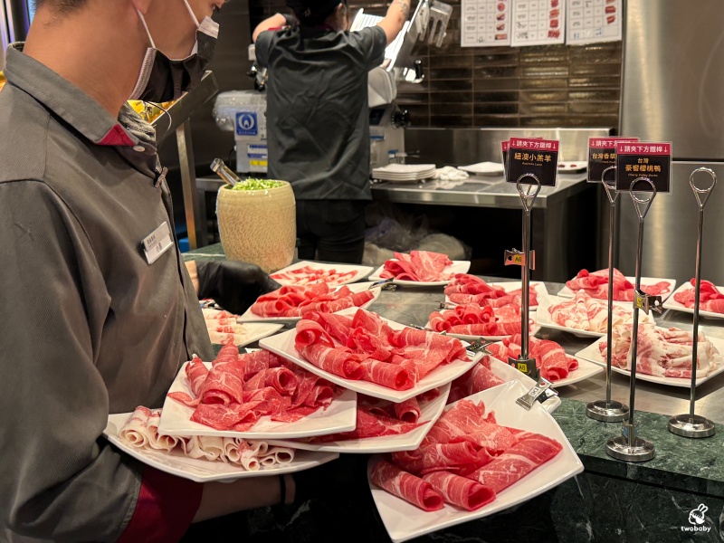 南台灣火鍋霸主《饗麻饗辣PLUS》進軍台北囉！火鍋＋Buffet吃到飽 CP值大升級一定要衝！饗麻饗辣PLUS LaLaport南港店菜色一覽 @兔貝比的菲比尋嚐