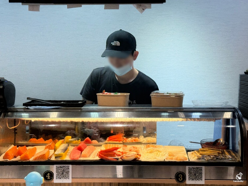 【亞東醫院站美食推薦】美術系壽司板橋亞東店主打炙燒生魚丼、刺身、定食，飲料無限喝，CP值超高！ @兔貝比的菲比尋嚐