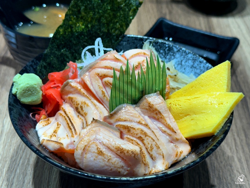 【亞東醫院站美食推薦】美術系壽司板橋亞東店主打炙燒生魚丼、刺身、定食，飲料無限喝，CP值超高！ @兔貝比的菲比尋嚐