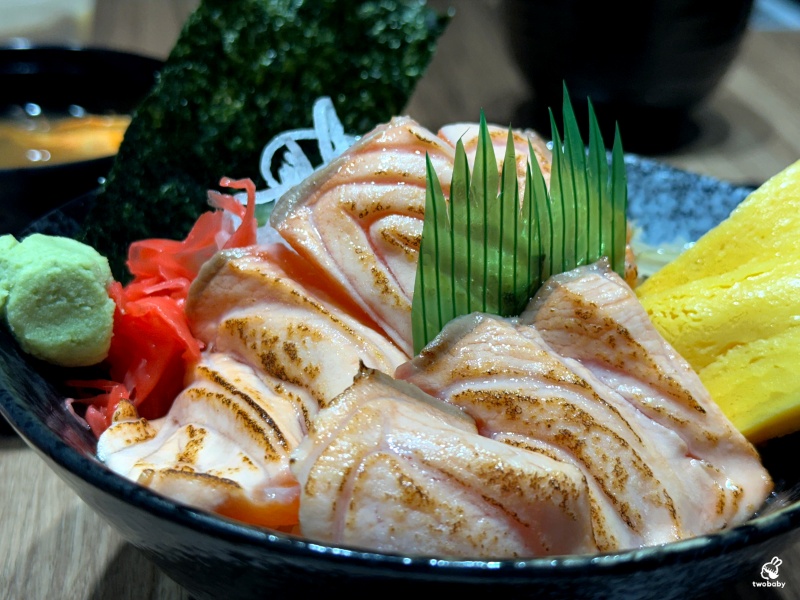 【亞東醫院站美食推薦】美術系壽司板橋亞東店主打炙燒生魚丼、刺身、定食，飲料無限喝，CP值超高！ @兔貝比的菲比尋嚐