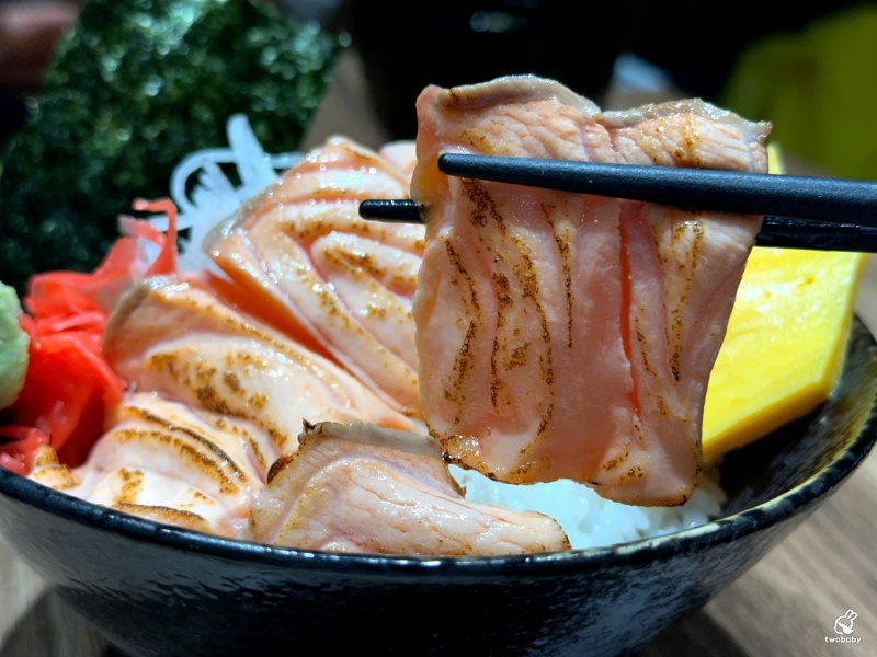 【亞東醫院站美食推薦】美術系壽司板橋亞東店主打炙燒生魚丼、刺身、定食，飲料無限喝，CP值超高！ @兔貝比的菲比尋嚐