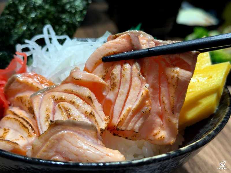 【亞東醫院站美食推薦】美術系壽司板橋亞東店主打炙燒生魚丼、刺身、定食,飲料無限喝,CP值超高! @兔貝比的菲比尋嚐 【亞東醫院站美食推薦】美術系壽司板橋亞東店主打炙燒生魚丼、刺身、定食,飲料無限喝,CP值超高! @兔貝比的菲比尋嚐