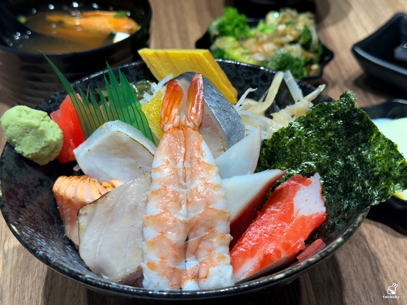 【亞東醫院站美食推薦】美術系壽司板橋亞東店主打炙燒生魚丼、刺身、定食，飲料無限喝，CP值超高！ @兔貝比的菲比尋嚐