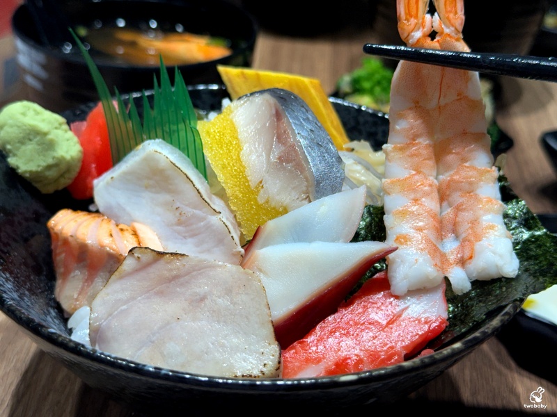 【亞東醫院站美食推薦】美術系壽司板橋亞東店主打炙燒生魚丼、刺身、定食，飲料無限喝，CP值超高！ @兔貝比的菲比尋嚐