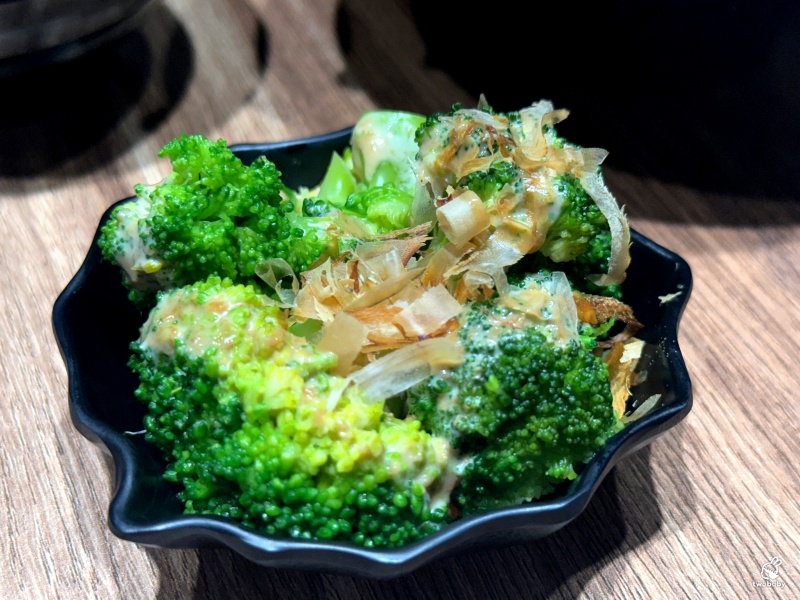 【亞東醫院站美食推薦】美術系壽司板橋亞東店主打炙燒生魚丼、刺身、定食，飲料無限喝，CP值超高！ @兔貝比的菲比尋嚐