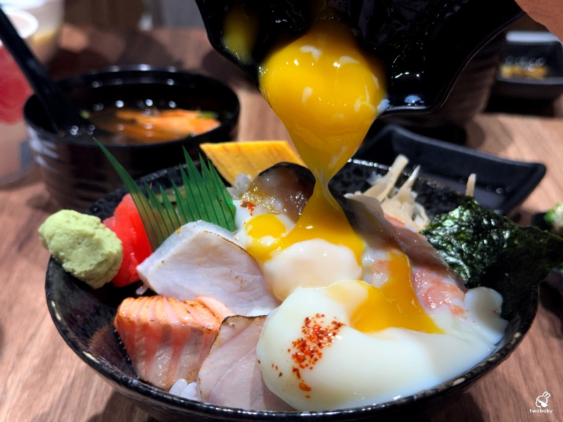 【亞東醫院站美食推薦】美術系壽司板橋亞東店主打炙燒生魚丼、刺身、定食，飲料無限喝，CP值超高！ @兔貝比的菲比尋嚐