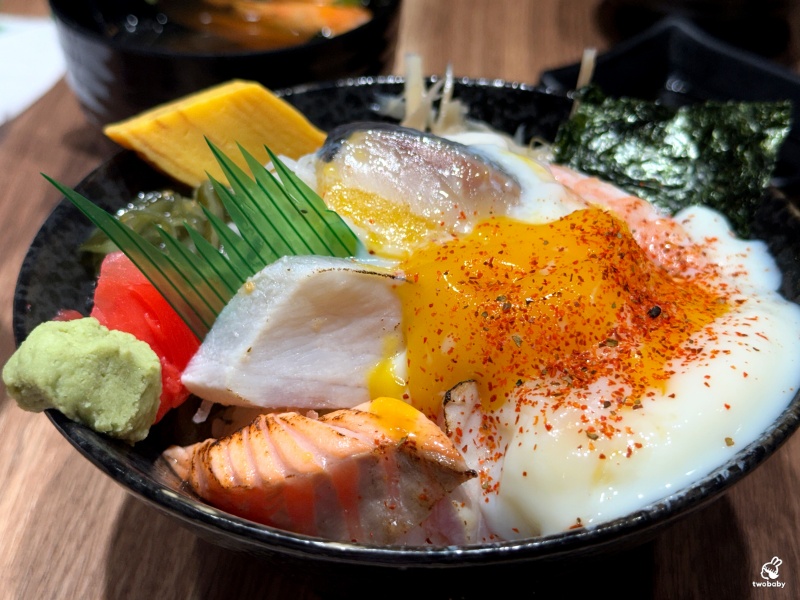 【亞東醫院站美食推薦】美術系壽司板橋亞東店主打炙燒生魚丼、刺身、定食,飲料無限喝,CP值超高! @兔貝比的菲比尋嚐 【亞東醫院站美食推薦】美術系壽司板橋亞東店主打炙燒生魚丼、刺身、定食,飲料無限喝,CP值超高! @兔貝比的菲比尋嚐