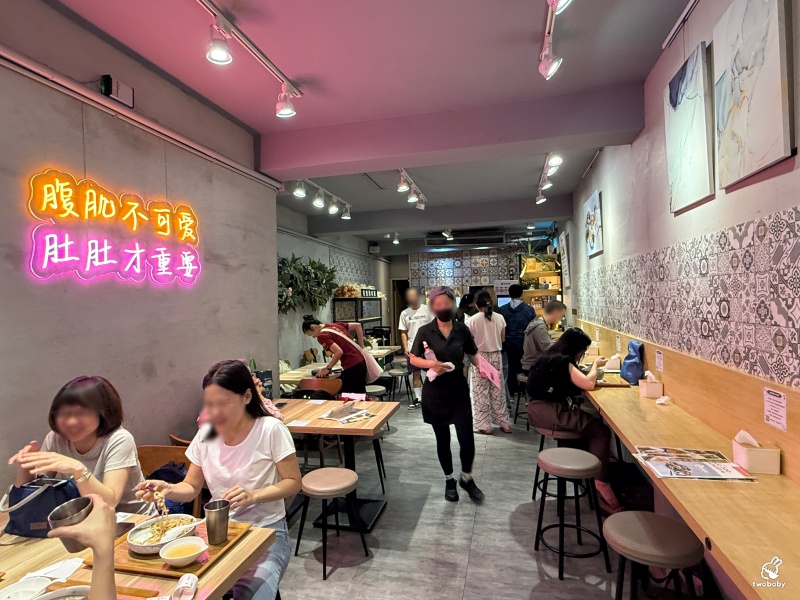 【肚肚餐室 DOO DOO HUNGRY】板橋創意台式麵館，鹹蛋黃＋銷魂焢肉，吃過都會懷念！ @兔貝比的菲比尋嚐